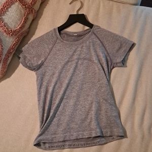 Lululemon Women's Swiftly Tech Grey Tshirt Size 4